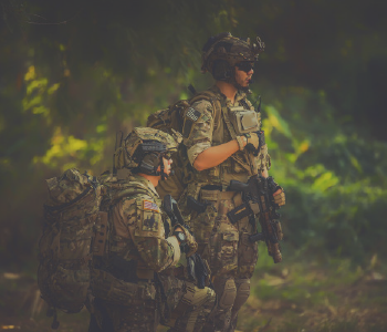 Soldados armados  en misión táctica con vestimenta de camuflaje verde en el bosque 